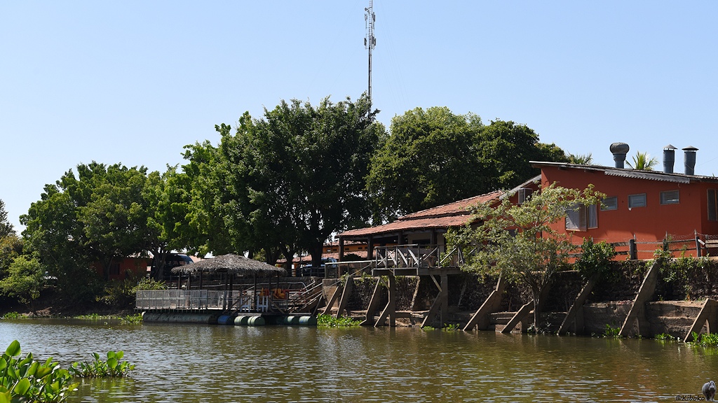 Das Pantanal Hotel vom Fluss aus betrachtet