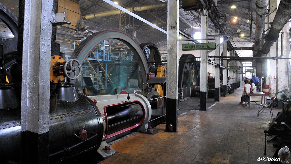 Große Dampfmaschinen mit riesigen Schwungrädern arbeiten in einer Zuckerfabrik
