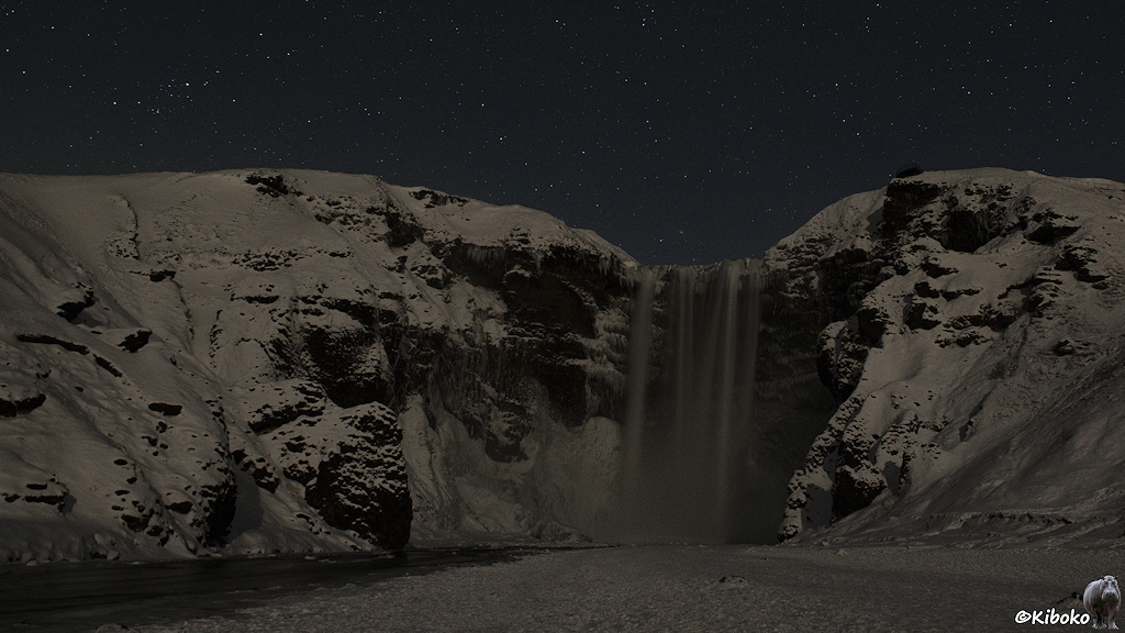 Das Bild zeigt eine weiter Ansicht des Wasserfalls. Durch die lange Belichtungszeit ist das Wasser verwischt.