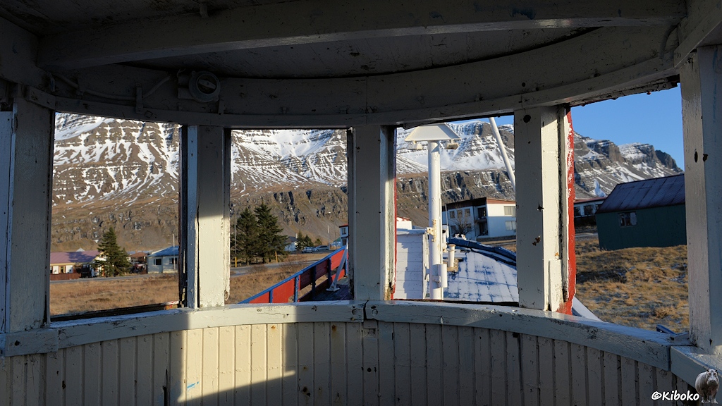 Blick durch die vier Vorderfenster eines ausrangierten Fischkutters.