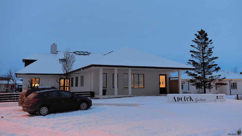 Das Bild zeigt ein einstöckiges Gebäude im Schnee. Davor ist ein Schild mit der Aufschrift Apotek Guesthouse.