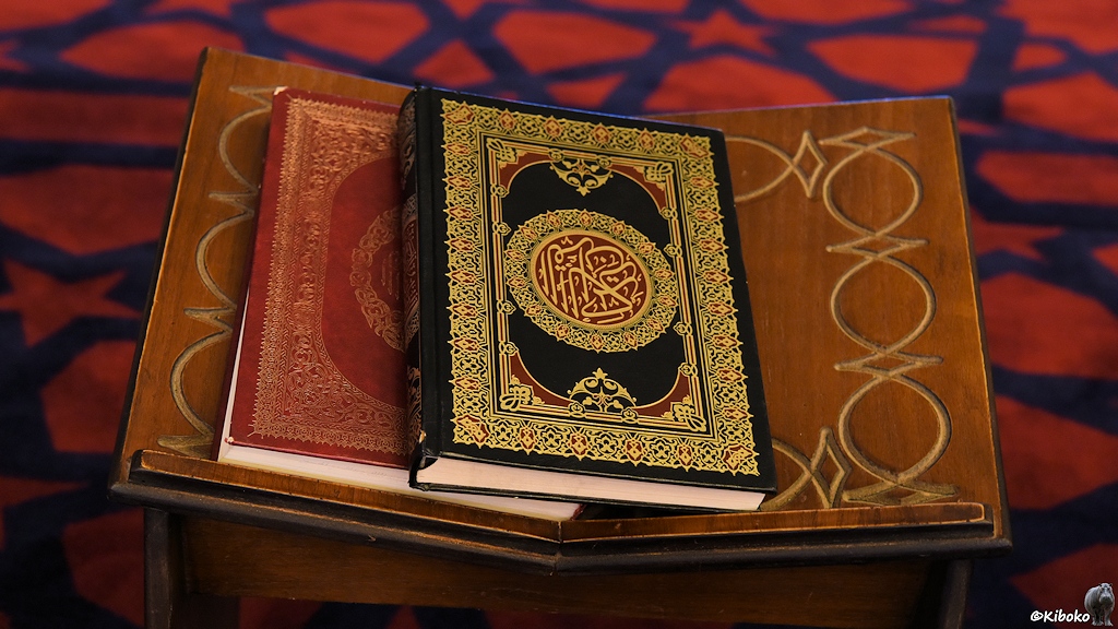 Koran auf Tischchen