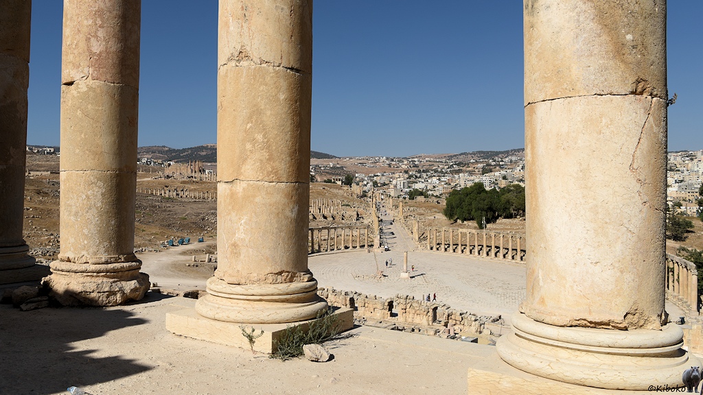 Forum hinter 4 großen Säulen