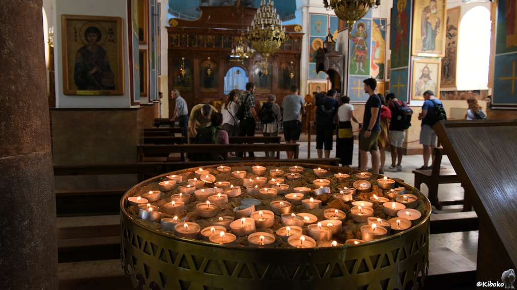 Brennende Kerzen in einer griechisch-orthodoxen Kirche