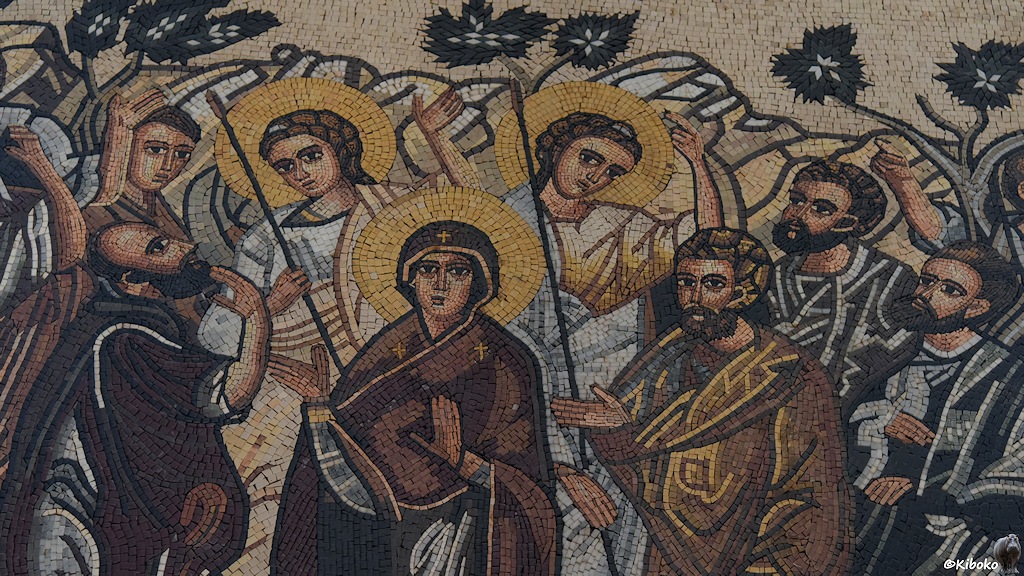 Modernes Mosaik zeigt die Apostel