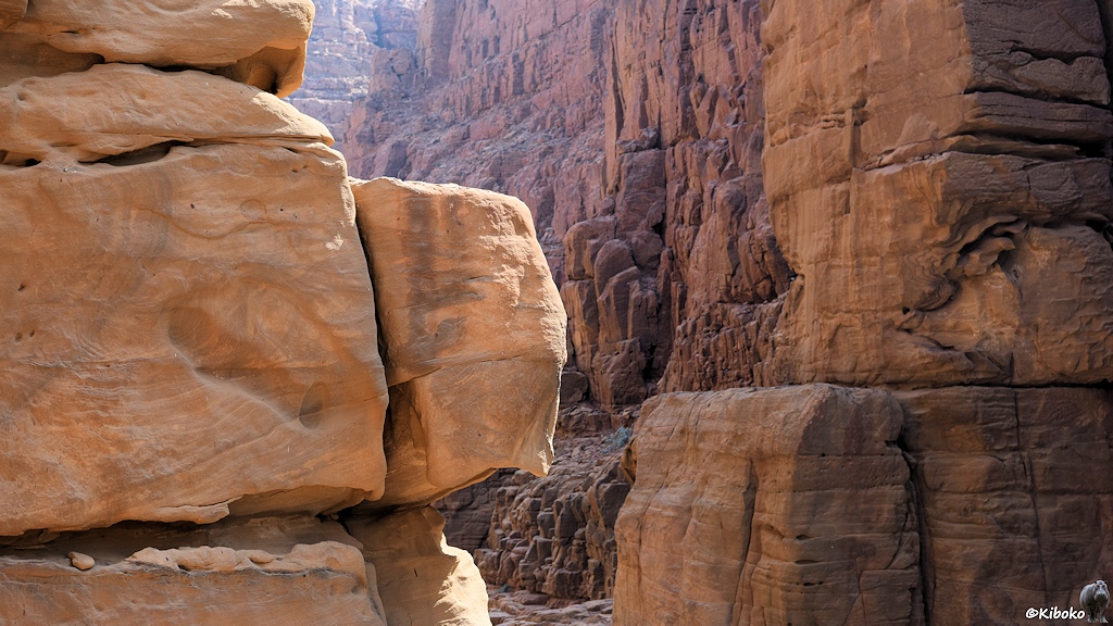 Rötliche Sandsteinfelsen an den Canyonwänden