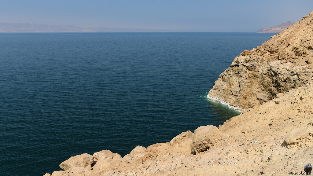 Felsküste über blauem Meer