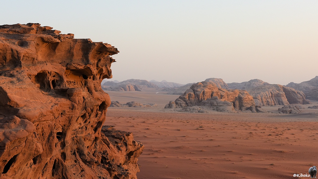Sonnenbeleuchteter Felsen vor Wadi Rum