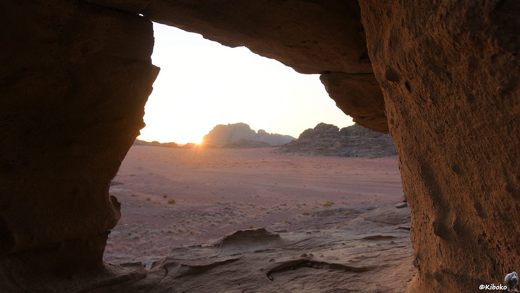 Sonnenaufgang durch eine öffnung im Fels fotografiert
