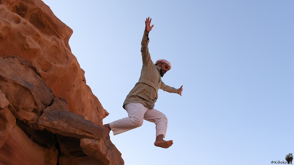 Beduine springt vom Felsen scheinpar ins Nichts