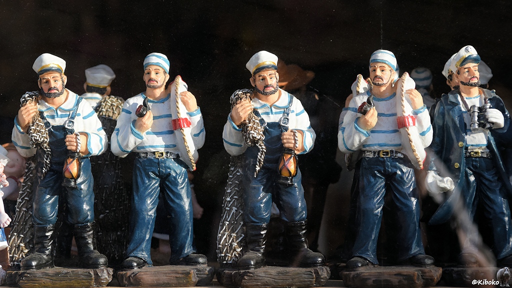 Seemännerfiguren im Schaufenster