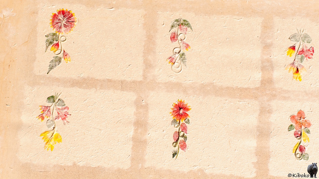 Das Bild zeigt mehrere postkartengroße Papiere im Detail. Am linken Rand sind die getrockneten Blumen eingearbeitet.