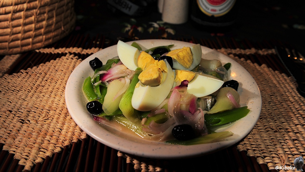 Das Bild zeigt einen Vorspeisenteler mit aufgeschnittenem Ei, Paprika, Zwiebeln und Oliven.