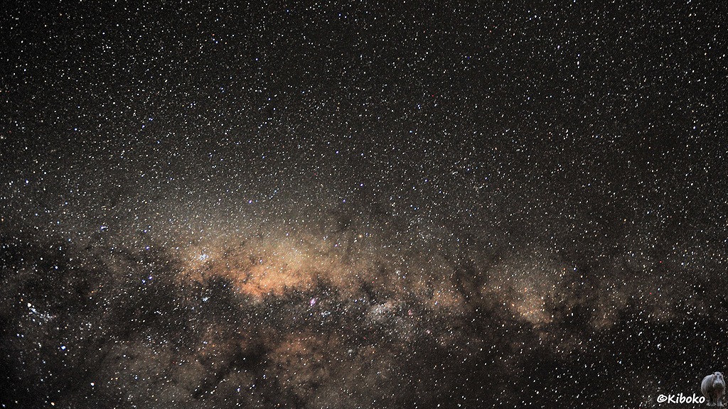 Das Bild zeigt die Milchstraße als Lichterband am Himmel.