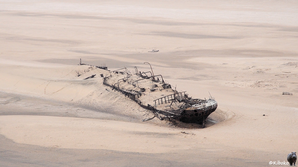 Schiffswrack in der Wüste. Der Sand hat das Schilf teilweise verschluckt.
