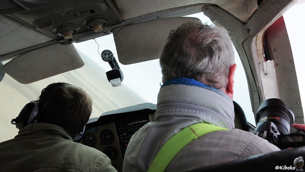 Blick in das Cockpit des Fliegers. Durch die Frontfenster ist der schiefe Horizont beim Kurvenflug zu sehen.