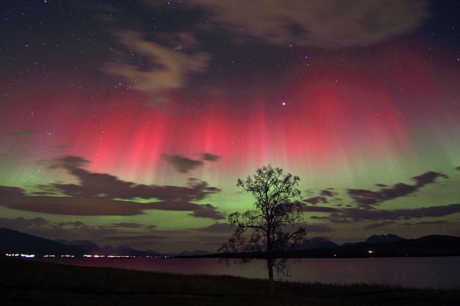 Red_and_green_auroras.jpg
