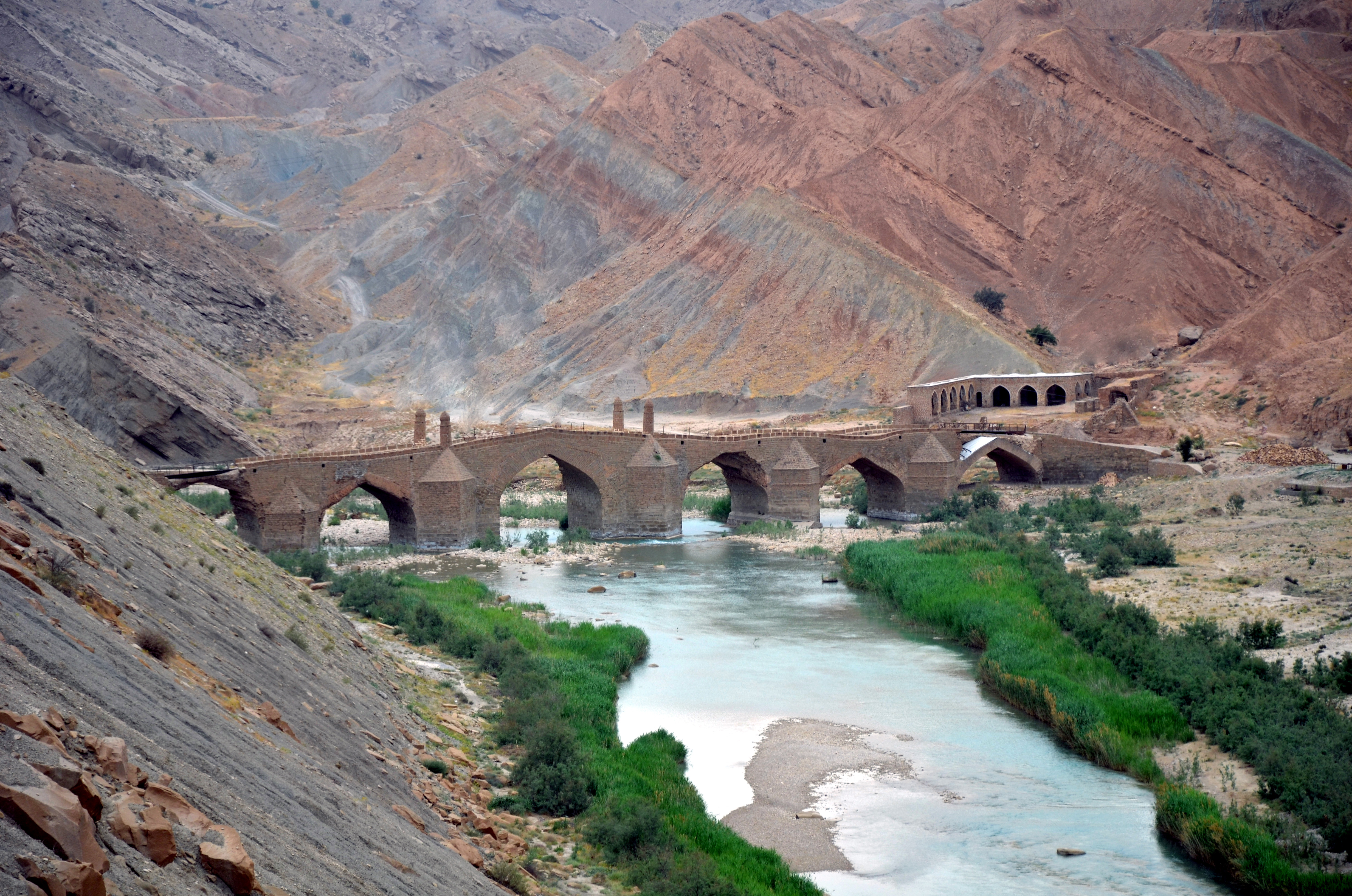 Moshir_Bridge_on_Dalaki_river_Borazjan_Iran.jpg